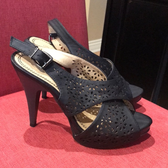 HEELS - Picture 2 of 3